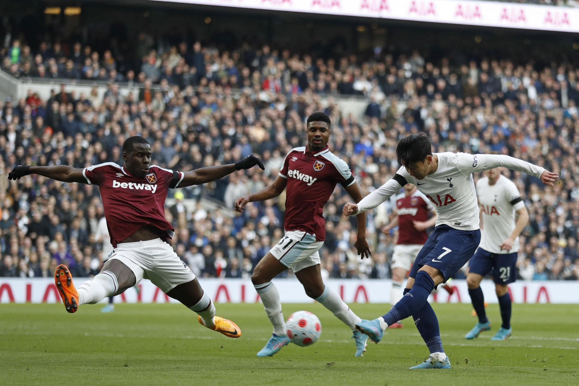 Photo of Spurs sink West Ham to bolster top-four bid