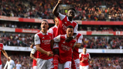saka sinks liverpool as arsenal regain top spot