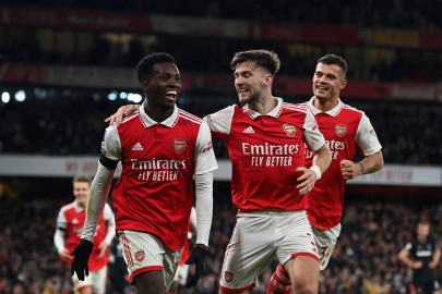 arsenal extend lead newcastle up to second