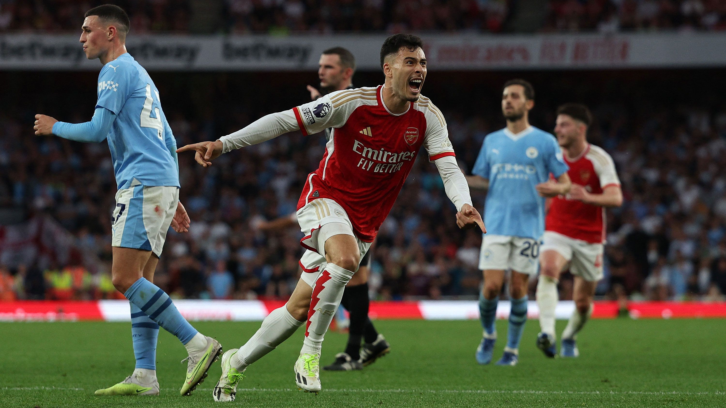 Man City humble Liverpool, close point on Arsenal