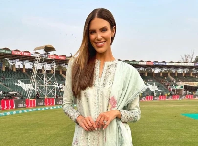watch erin holland s attempt to speak urdu surprises fans