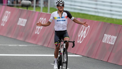 carapaz trumps pogacar in tokyo road race