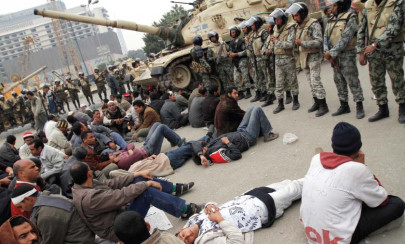 egyptian protesters unmoved by ruling party resignations