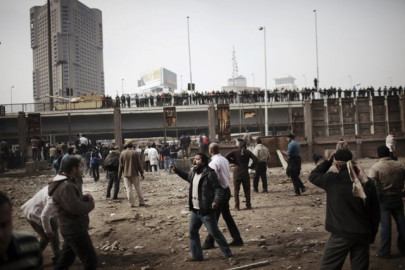 pro anti mubarak groups skirmish in cairo