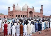 a large number of men offer eid prayers at the badshahi mosque in lahore photo app