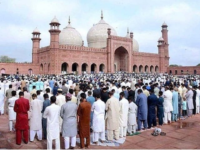 a large number of men offer eid prayers at the badshahi mosque in lahore photo app a large number of men offer eid prayers at the badshahi mosque in lahore photo app