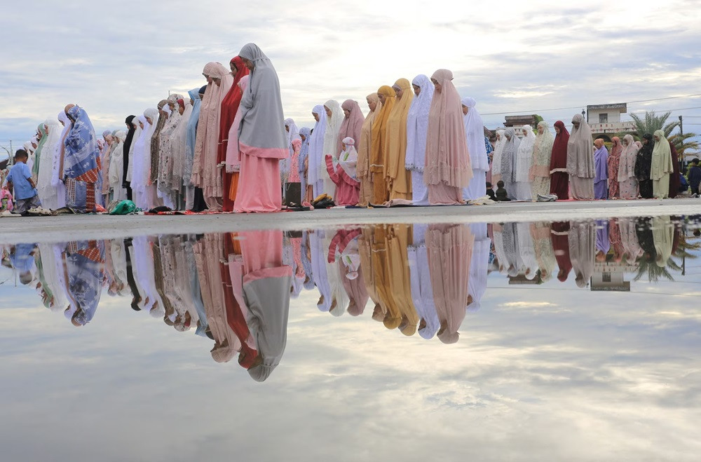 Indonesian Muslims offer mass prayers at Baitul Makmur Grand Masque during Eidul Azha celebrations in Meulaboh, West Aceh regency, Indonesia. PHOTO: REUTERS