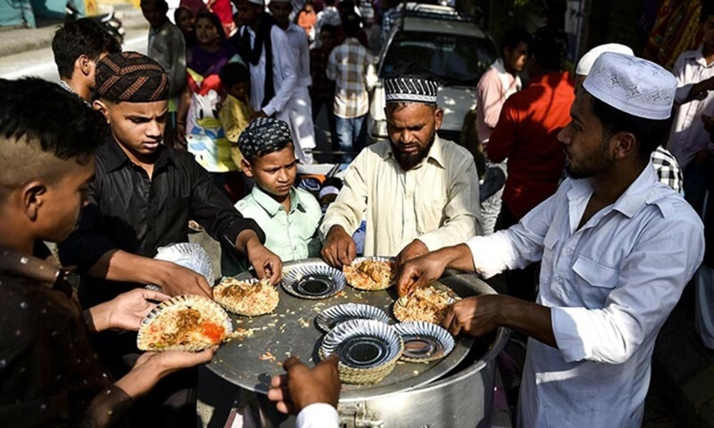 Muslims serve biryani to devotees during Eidul Azha in Jalandhar, India on June 17. PHOTO: AFP