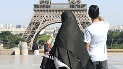 two muslim women stabbed under eiffel tower in paris two muslim women stabbed under eiffel tower in paris