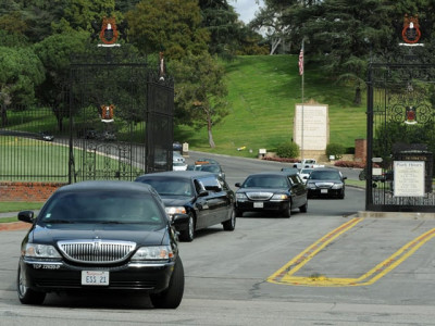 last laugh liz taylor late for own funeral