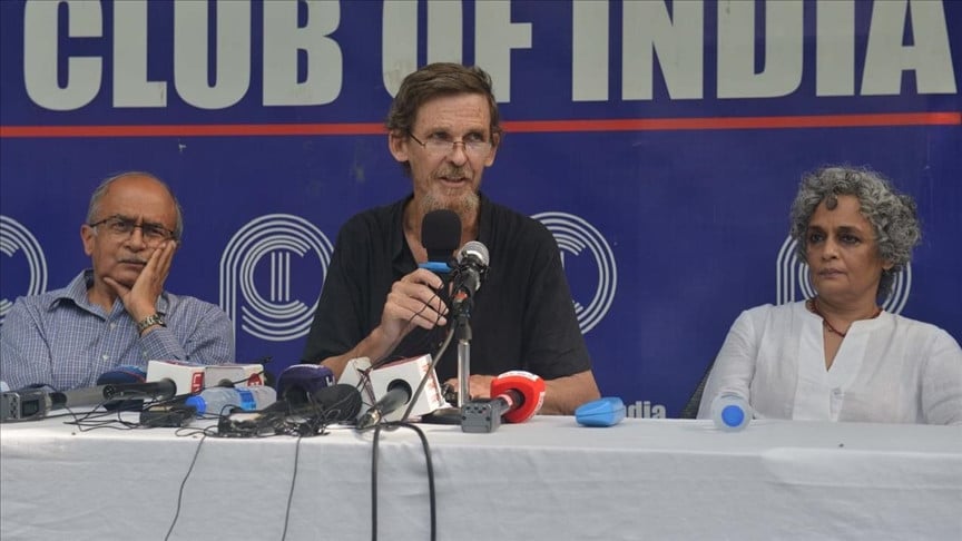 economist jean dreze centre along with award winning author arundhati roy right address media in new delhi photo anadolu agency