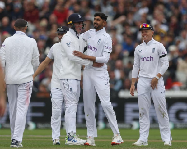 england s shoaib bashir celebrates with teammates after taking the lbw wicket of sri lanka s dinesh chandimal during first test between england and sri lanka at old trafford manchester britain on august 21 2024 photo reuters england s shoaib bashir celebrates with teammates after taking the lbw wicket of sri lanka s dinesh chandimal during first test between england and sri lanka at old trafford manchester britain on august 21 2024 photo reuters