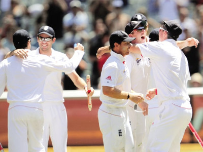 england crush australia to retain ashes