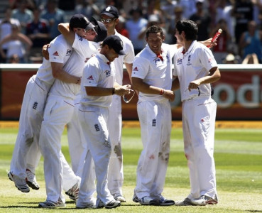 england crush australia to retain ashes