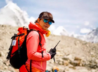 hong kong woman breaks record for fastest ascent of everest