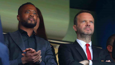 emotional evra slams man united after spurs defeat