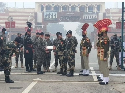 pakistani indian forces exchange pleasantries at wagah border