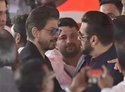 watch salman khan shah rukh khan s hug steals the show at event