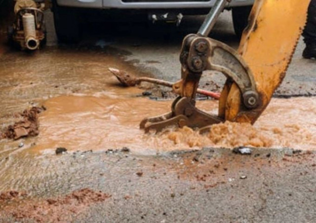 water crisis looms over karachi as leak reappears in repaired pipeline