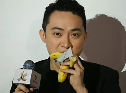 crypto mogul eats banana artwork he bought for 6 2 million