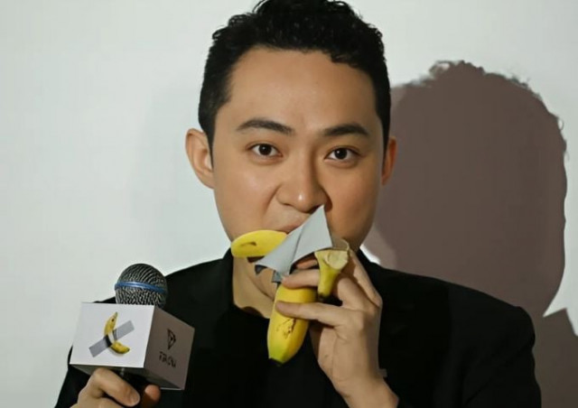 crypto mogul eats banana artwork he bought for 6 2 million