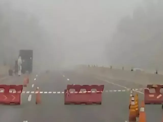 fog causes major traffic disruptions in punjab key motorways closed fog causes major traffic disruptions in punjab key motorways closed