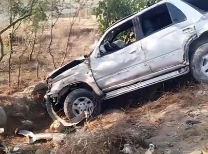 one killed as car falls off lyari expressway in karachi