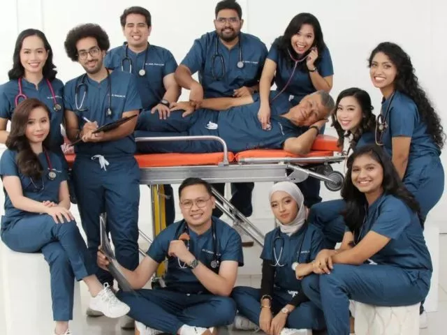 70 year old malaysian man proves it s never too late by graduating with a medical degree