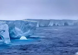 trillion tonne a23a megaberg the world s biggest iceberg breaks away