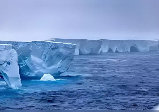 trillion tonne a23a megaberg the world s biggest iceberg breaks away