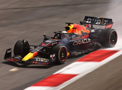verstappen begins formula 1 title defence in bahrain