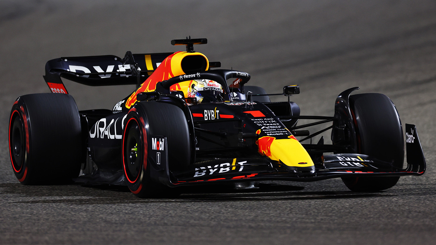 Photo of Verstappen returns to crash scene, chasing first British GP win