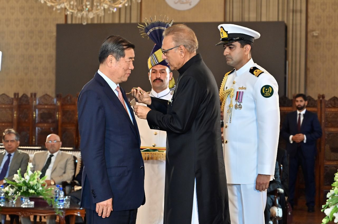 president dr arif alvi conferring the award hilal e pakistan upon the vice premier of china he lifeng at a special investiture ceremony held at aiwan e sadr in islamabad on july 31 2023 photo twitter presofpakistan