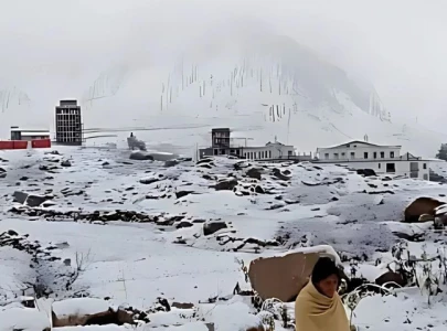 watch heavy snowfall blocks roads in naran and babusar top