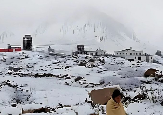 watch heavy snowfall blocks roads in naran and babusar top