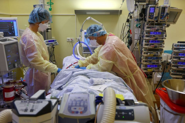 members of the medical staff in protective suits treat a patient on extracorporeal membrane oxygenation ecmo treatment suffering from the coronavirus disease covid 19 in the intensive care unit icu at havelhoehe community hospital in berlin germany december 6 2021 photo reuters members of the medical staff in protective suits treat a patient on extracorporeal membrane oxygenation ecmo treatment suffering from the coronavirus disease covid 19 in the intensive care unit icu at havelhoehe community hospital in berlin germany december 6 2021 photo reuters