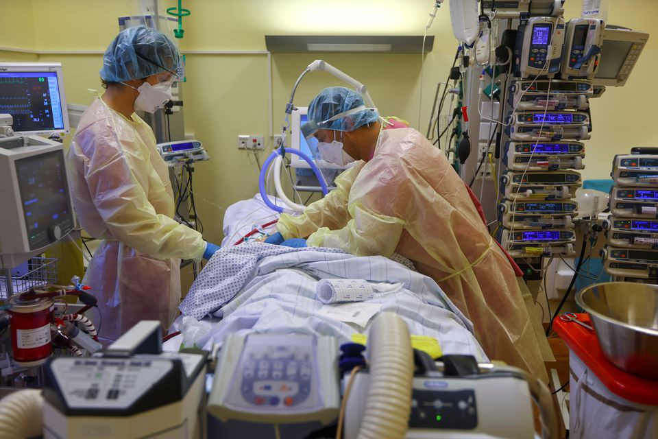 members of the medical staff in protective suits treat a patient on extracorporeal membrane oxygenation ecmo treatment suffering from the coronavirus disease covid 19 in the intensive care unit icu at havelhoehe community hospital in berlin germany december 6 2021 photo reuters