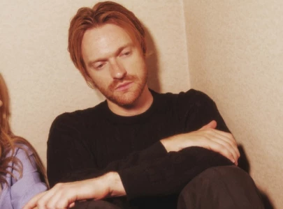 finneas sparks controversy with on stage kiss internet reacts with accusations of queer baiting