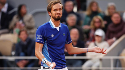 medvedev tsitsipas crash at french open