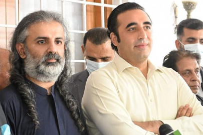 shahzain quits govt after talks with bilawal