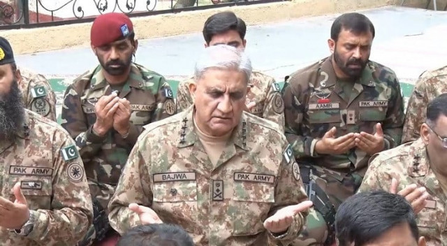 coas gen qamar bajwa offering eidul fitr prayers with troops at the loc photo twitter pakistanfauj coas gen qamar bajwa offering eidul fitr prayers with troops at the loc photo twitter pakistanfauj