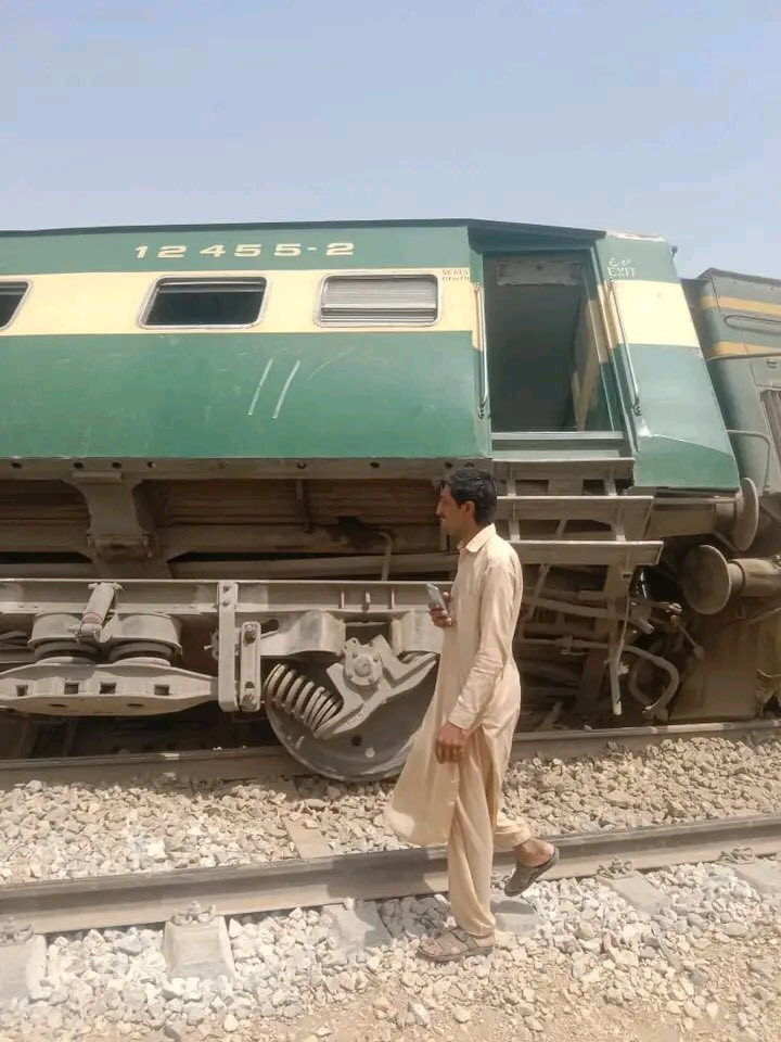 Rehman Baba Express derails near Karachi