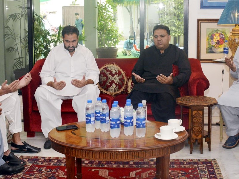 federal minister for information and broadcasting chaudhry fawad hussain offering fatiha for departed soul of senior media person and president cpne arif nizami at his resident on july 23 2021 photo pid