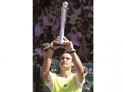 ferrer clinches auckland title