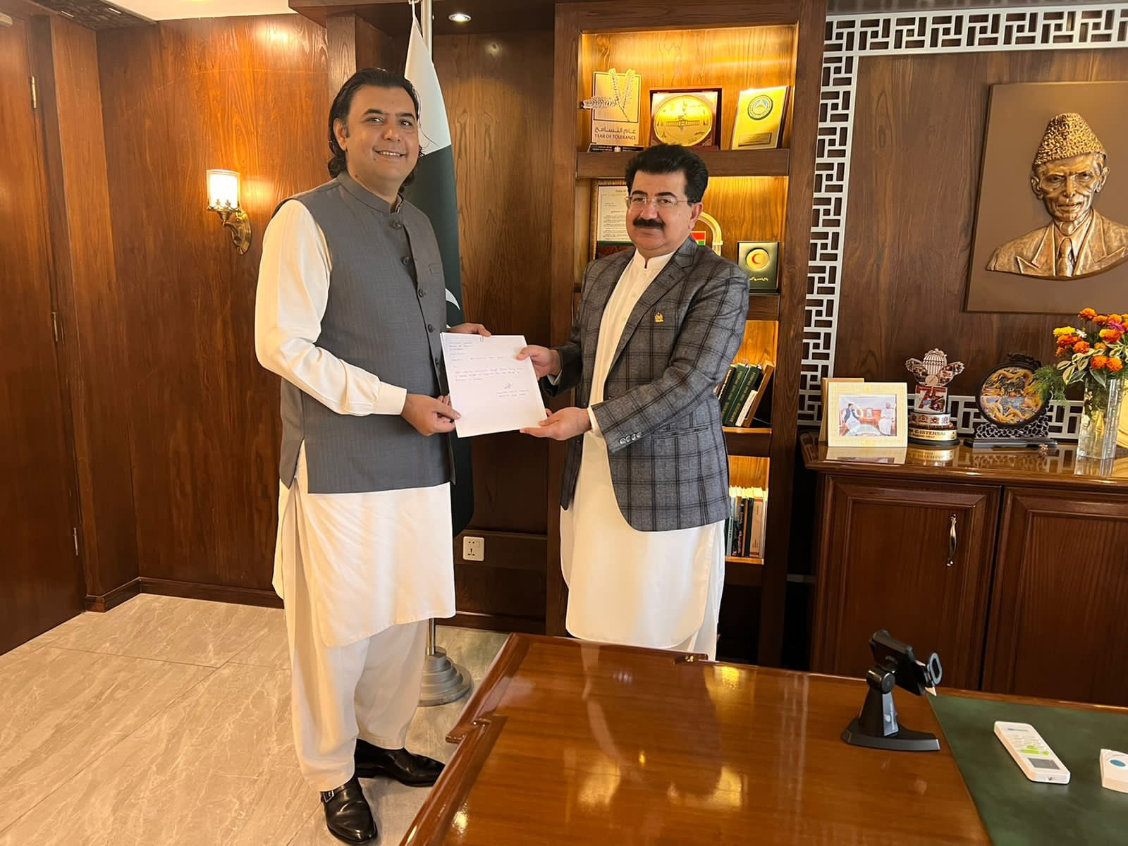 mustafa nawaz khokhar submitting his resignation to senate chairperson sadiq sanjrani photo twitter mustafa nawazk