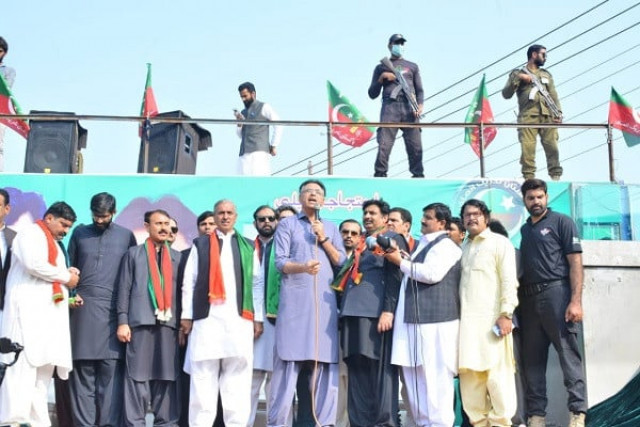 pti leader asad umar addressing crowds in toba tek singh during the haqeeqi azadi march photo twitter pti leader asad umar addressing crowds in toba tek singh during the haqeeqi azadi march photo twitter