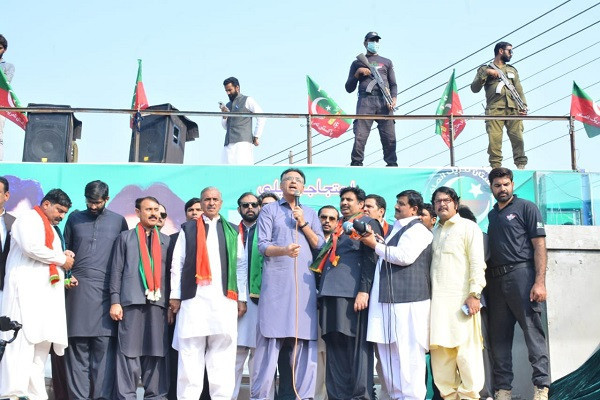 pti leader asad umar addressing crowds in toba tek singh during the haqeeqi azadi march photo twitter