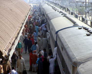 passengers jump from moving train