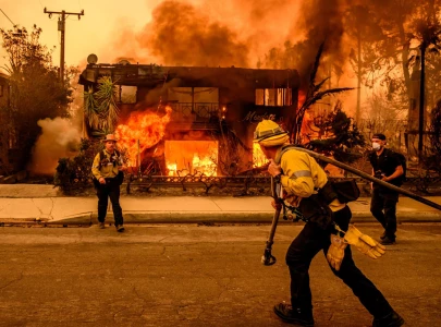los angeles fires rage on as residents sift through death and destruction