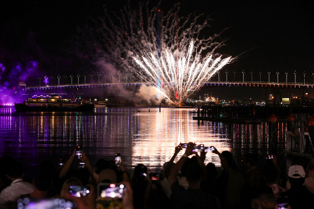 Fireworks explode over the Yarra River waterfront during downsized New Year's Eve celebrations, as the Omicron variant of the coronavirus disease (COVID-19) continues to spread, in Melbourne, Australia, January 1, 2022. PHOTO: REUTERS